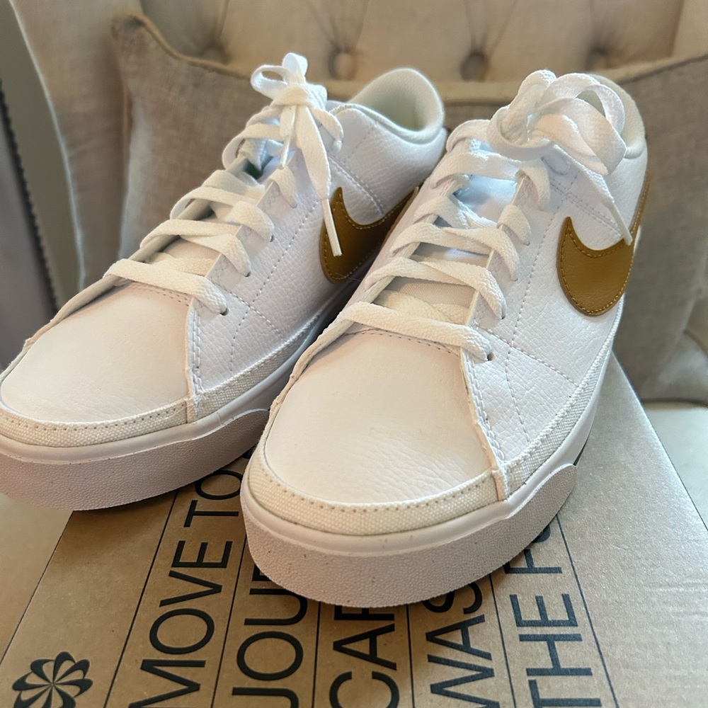 Nike women’s court legacy- women’s size 9.5